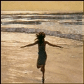  Радостная <b>девочка</b> бежит по пляжу 