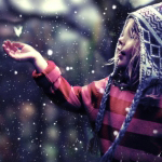  Ребенок ловит рукой <b>снег</b> 
