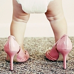 Ножки малышка в памперсе и розовых туфлях на каблуках