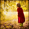 Девочка в осеннем лесу
