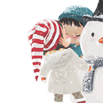 Девочка с мальчиком целуются около снеговика