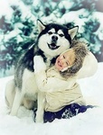  Милая маленькая <b>девочка</b> обнимает собаку 