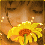 Девочка нюхает цветочек