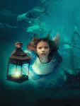 Девочка с фонарём под водой