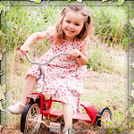Маленькая девочка едет на детском велосипеде