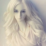 Шарнирная кукла с белыми волосами и подвеской на шее