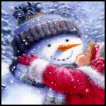 Девочка заканчивает лепить снеговика, одетого в вязаную ш...