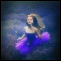 Девочка в фиолетовом платье на ветру в поле
