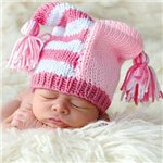  Маленький <b>ребёнок</b> в розовой шапке 