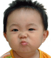 Маленький азиатский ребенок строит гримасы