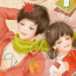 Мальчик и девочка слушают один ipod разделив наушники леж...
