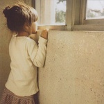Девочка заглядывает в окно