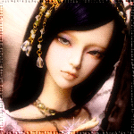 Темноволосая кукла в ожерелье и с украшениями в волосах