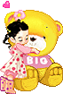 Девочка обнимает жёлтого медведя