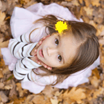  Девочка с желтым цветочком в <b>волосах</b> смотрит вверх, под н... 
