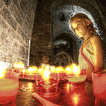  Девочка молится в церкви перед <b>свечами</b> 
