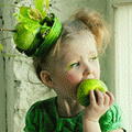 Девочка с зелёным яблоком