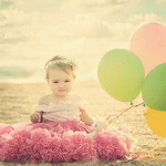  Маленькая <b>девочка</b> в красивой юбке и с воздушными шарами н... 