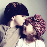 Мальчик целует девочку в лоб