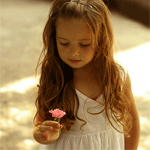 Девочка держит цветок