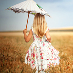 Девочка в поле под зонтиком от солнца