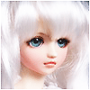Кукла с белоснежными волосами
