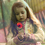 Девочка с цветком мака в руках