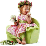 Маленькая девочка в цветах сидит на зеленом кресле