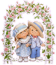 Детская пара в арке из роз
