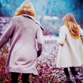 Две девочки идут по лесу