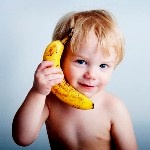 Мальчик приложил банан к уху