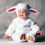 Ребёнок в костюме овечки