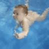 Малыш плавает в воде