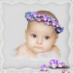 Ребенок с венком из фиолетовых цветов на голове
