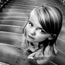 Маленькая девочка на лестнице