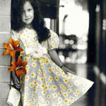 Девочка в красивом платьице с цветами в руках