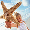 Девочка с морской звездой в руке