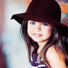 Милая девочка в шляпке