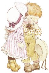 Девочка в панамке нежно целует мальчика