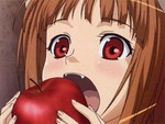 Девочка жадно ест яблоко
