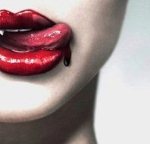 Красные губы вампирши с кровью