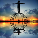 Креативное зеркало мальчик и девчонка на закате на сфере
