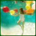 Девочка с воздушными шарами под водой