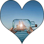 Корабль в бутылке на фоне моря