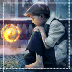 Сидящий на мостовой мальчик смотрит на огненный шар