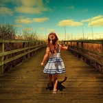 Девочка на деревянном мосту (follow your bliss tattoo)