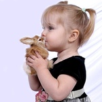 Девочка с маленьким кроликом
