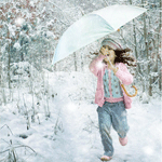 Девочка с зонтиком радостно, вприпрыжку бежит по зимнему ...