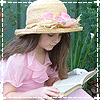 Девочка в шляпке читает книгу