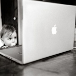 Ребенок возле ноутбука apple